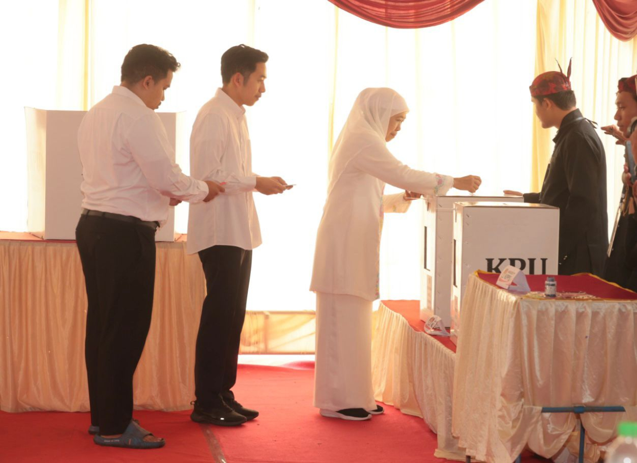 Calon Gubernur Jawa Timur nomor urut dua Khofifah Indar Parawansa menggunakan hak pilih di TPS 19 Kelurahan Jemur Wonosari Kecamatan Wonocolo, Kota Surabaya. Foto/Tim Media Center