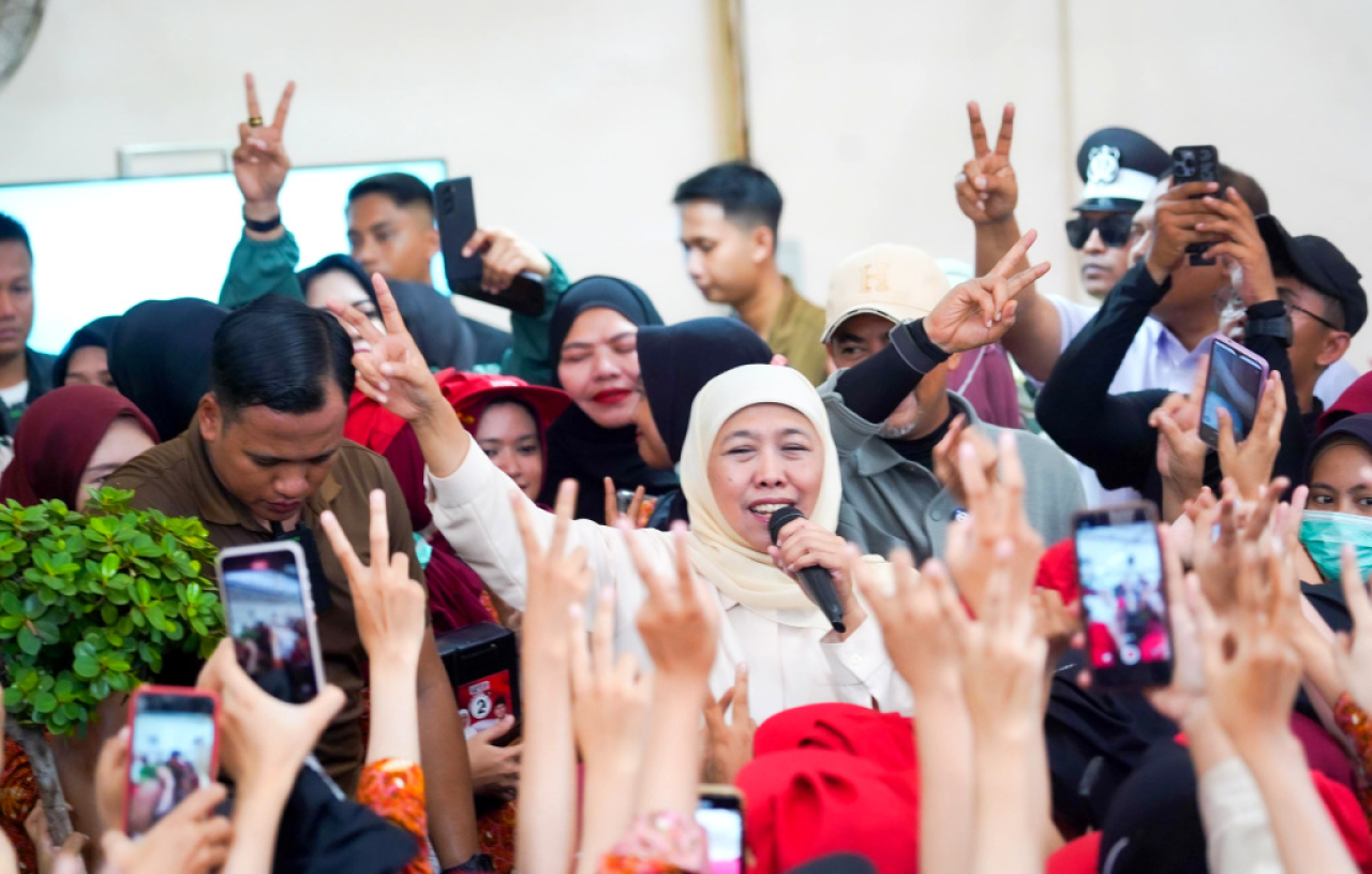 Calon Gubernur Jawa Timur Nomor Urut 2, Khofifah Indar Parawansa, bersapa dengan ribuan tenaga kerja Pabrik Sampoerna Plant Kraksaan, Probolinggo. Foto/Tim Media Center