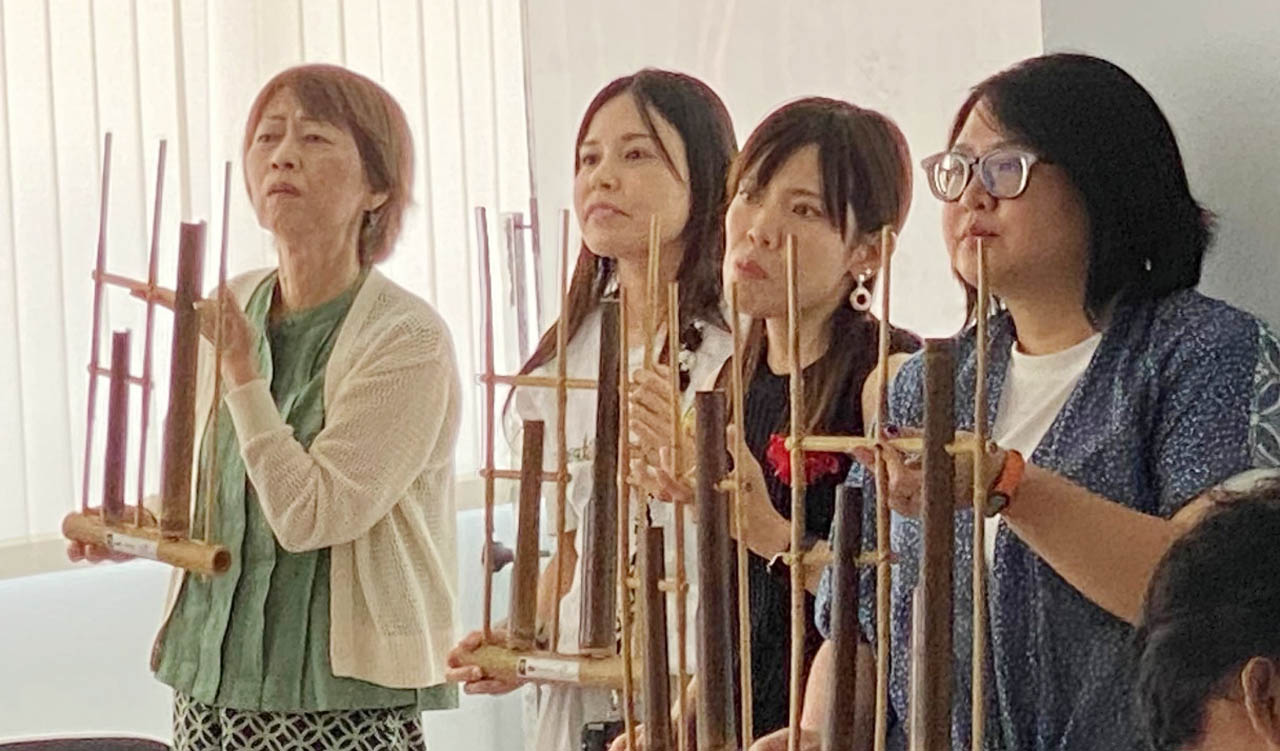 Kelompok Ibu-Ibu Ekspatriat Jepang berlatih serius memainkan Angklung. Foto/Humas Unitomo