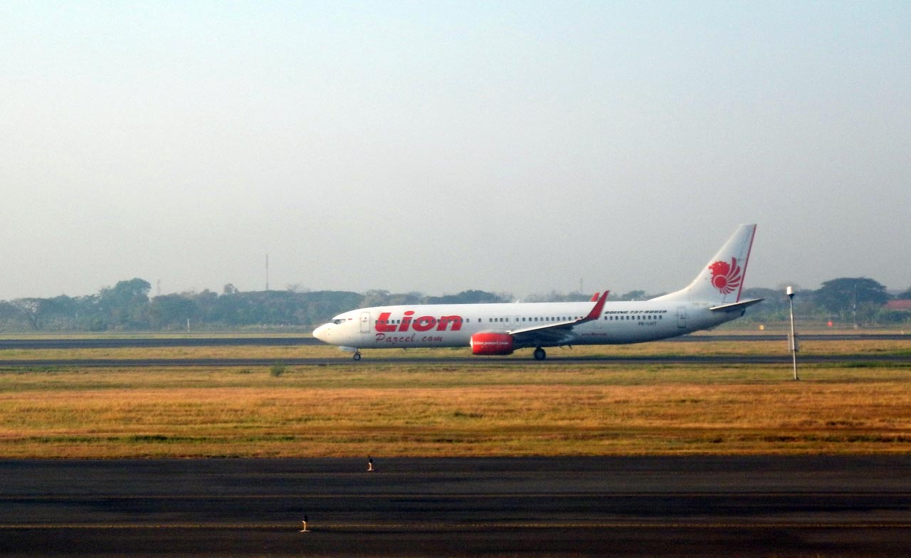 Maskapai Lion Air saat akan terbang di Bandar Udara Juanda Surabaya. Foto/Alim Perdana