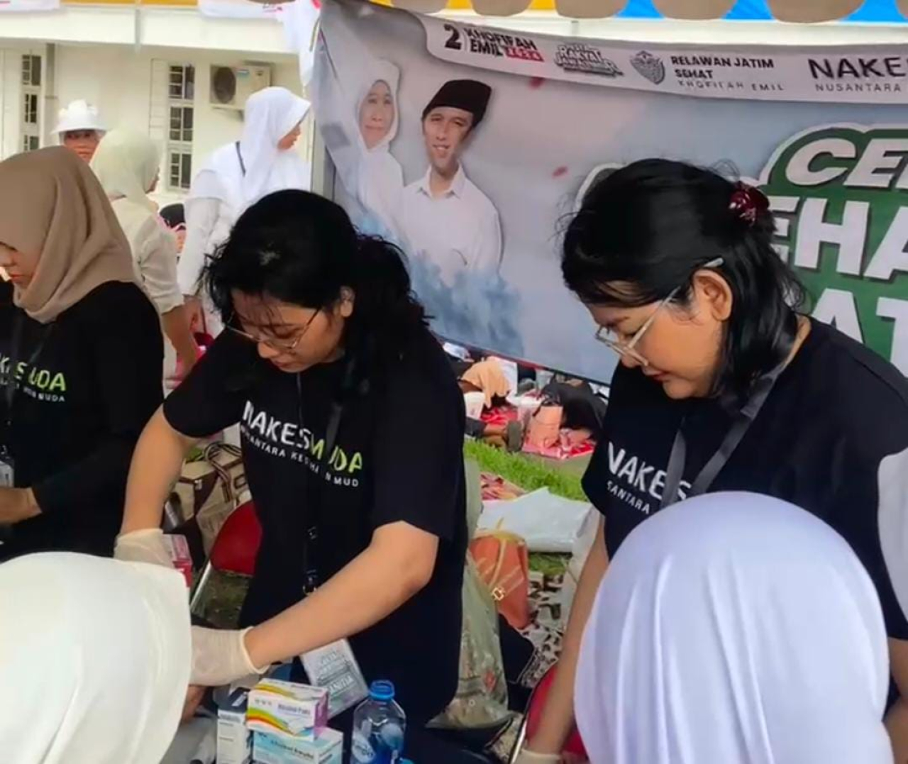 Kampanye Akbar Khofifah-Emil, Nakes Muda Jatim Berikan Pengobatan Gratis