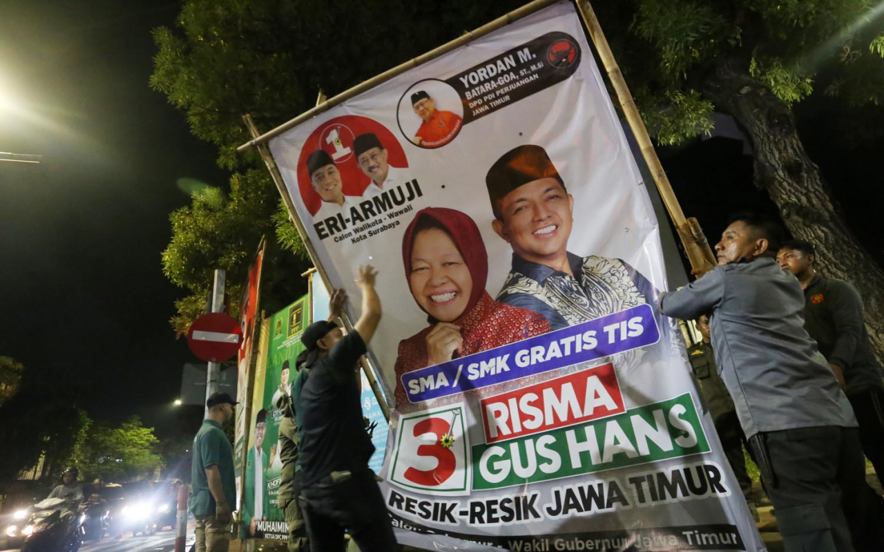 Penertiban seluruh alat peraga kampanye (APK) pasangan calon gubernur dan wakil gubernur Jatim. Foto/Alim Perdana
