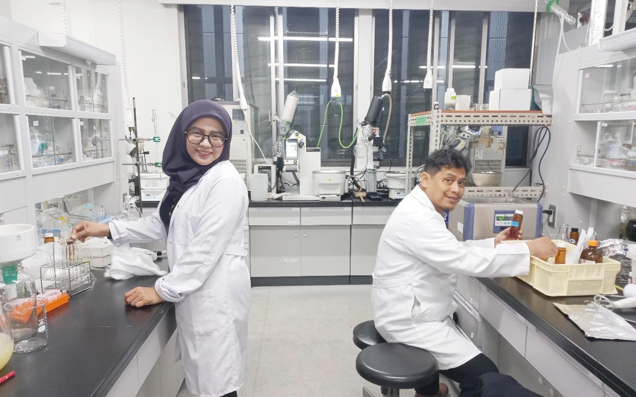 Salah satu tim peneliti ITS yang turut mendukung capaian ranking THE 2025, Sri Fatmawati SSi MSc PhD (kiri) bersama Prof Adi Setyo Purnomo SSi MSc PhD saat melakukan penelitian. Foto/Humas ITS