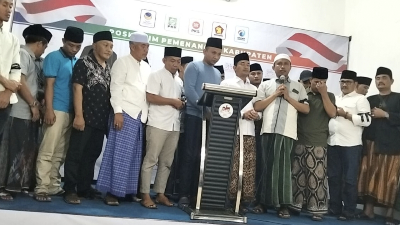 Ketua Tim Pemenangan Jimad Sakteh, Surya Noviantoro menggelar konferensi pers pasca tragedi pembacokan salah satu pendukungnya. Foto/Ayojatim