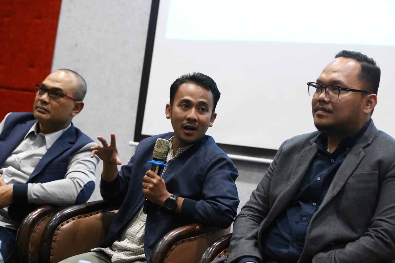 Direktur PUSAD UM Surabaya Satria Unggul Wicaksana (kanan), Peneliti Utama PUSAD UM Surabaya Radius Setiyawan (tengah) dan Komisioner KPU Jatim Choirul Umam (kiri). Foto/Alim Perdana