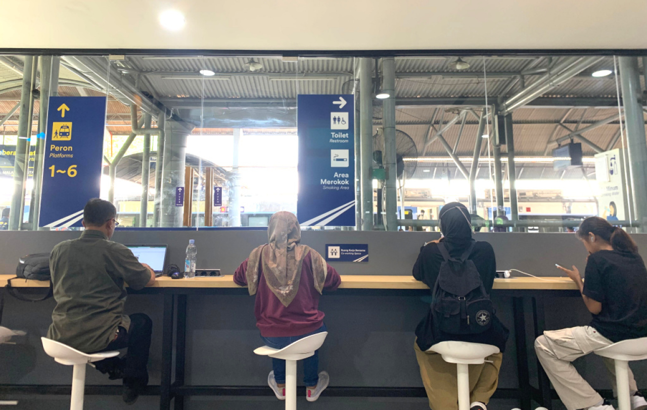 Penumpang kereta api bersantai di ruang tunggu eksekutif dan coworking space. Foto/KAI