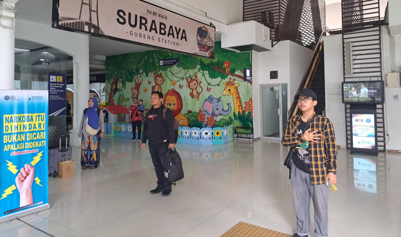 Ingat! Penumpang Kereta Api Wajib Berdiri Tegak di Stasiun di Jam Sepuluh Pagi