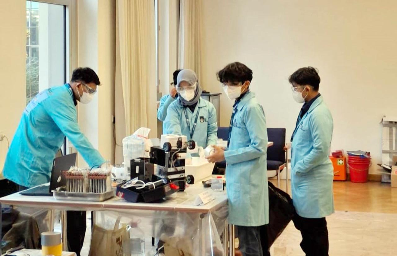 Tim Spektronics ITS saat sedang mempersiapkan mobil Spektronics 26 x PP untuk melaju di lintasan. Foto/Humas ITS