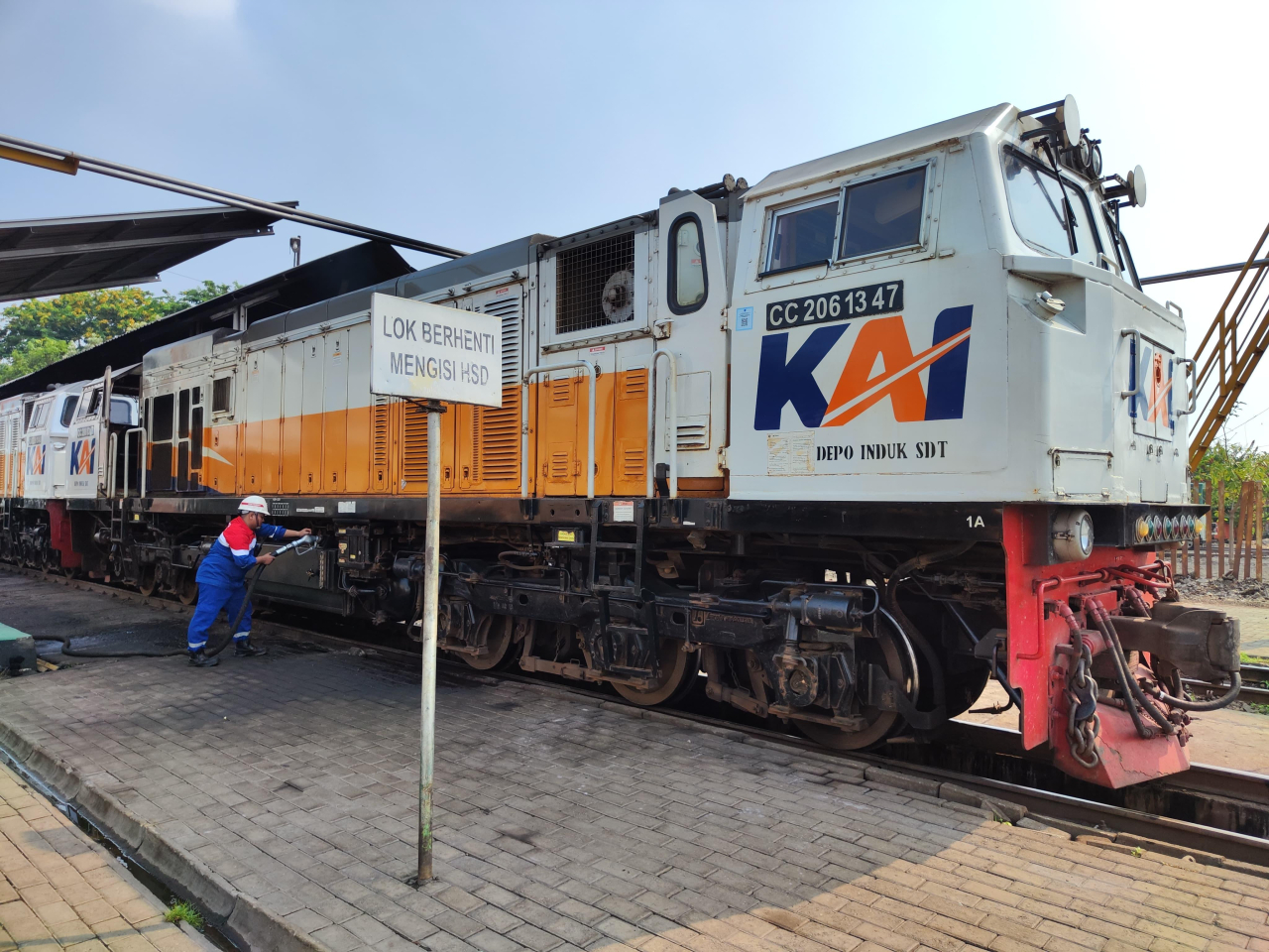 Pengisian BBM pada sarana milik KAI di Daop 8 Surabaya. Foto/KAI