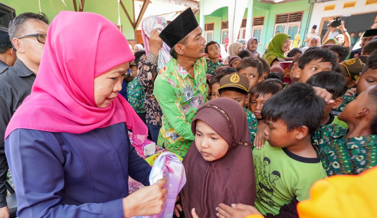 Berhari-Hari Terendam Banjir, Siswa Rejoso Antusias Sambut Bantuan dari Khofifah