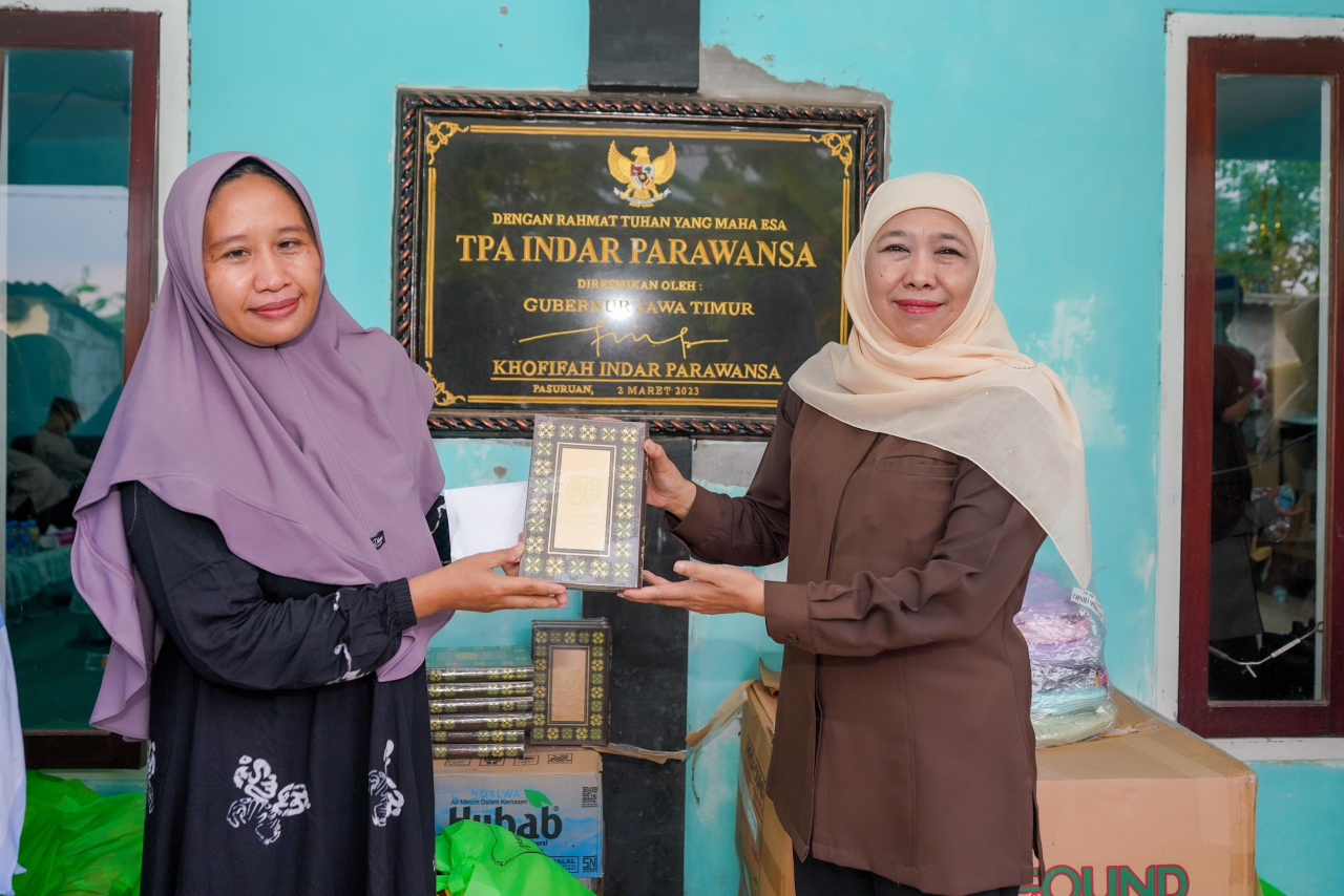 Khofifah Indar Parawansa mengunjungi Taman Pendidikan Al-Qur’an (TPQ) yang dinamai sesuai dengan nama suaminya, yaitu TPQ Indar Parawansa. foto: Khofifah/fjn