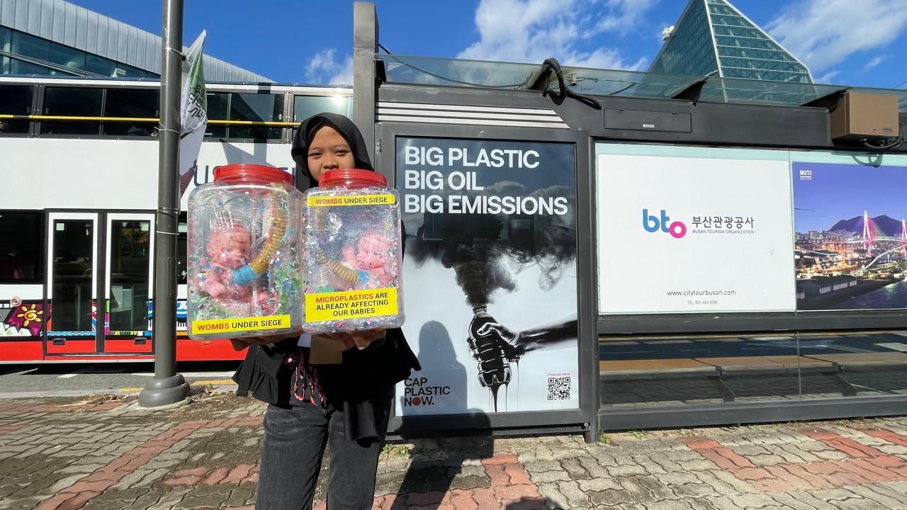 Pada momen INC 5 di Busan, Aeshnina Azzahara Aqilani, Captain River Warrior Indonesia membawa 12 replika bayi yang ditempatkan dalam toples.  Foto/Dokumentasi Pribadi