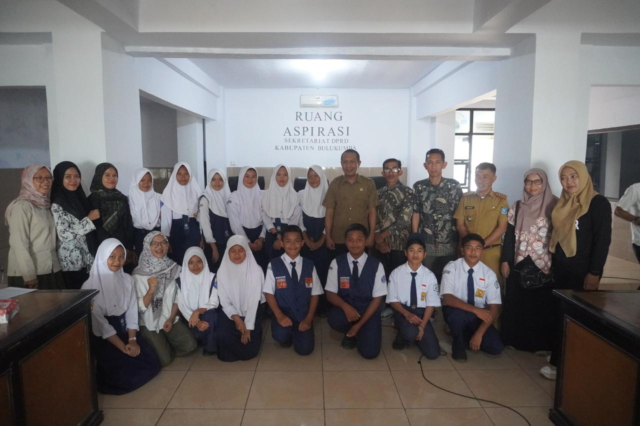 20 pelajar audiensi dengan DPRD Bulukumba pada Senin (23/12/2024). Foto/AyoJatim