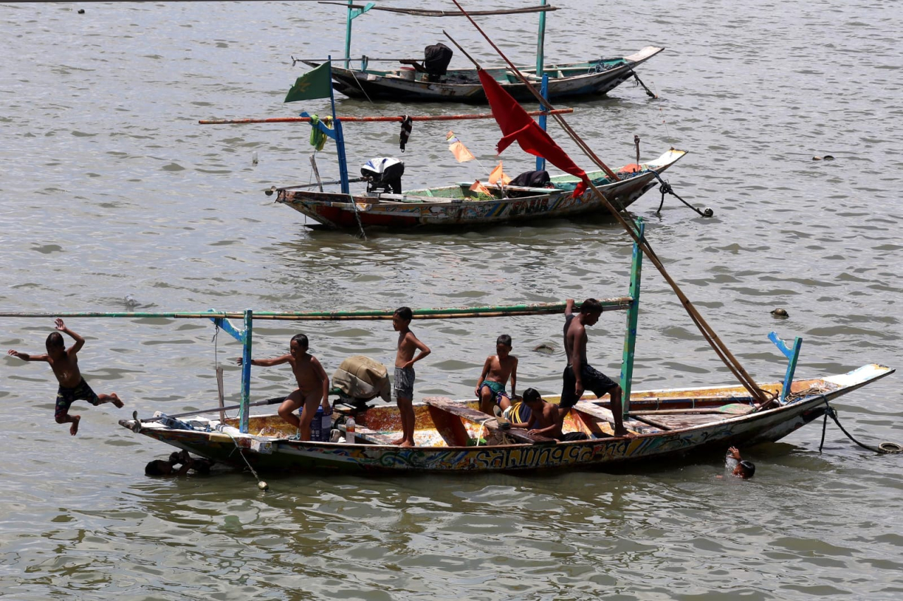 Sejumlah anak nelayan bermain di Kenjeran Surabaya. Foto/Alim Perdana