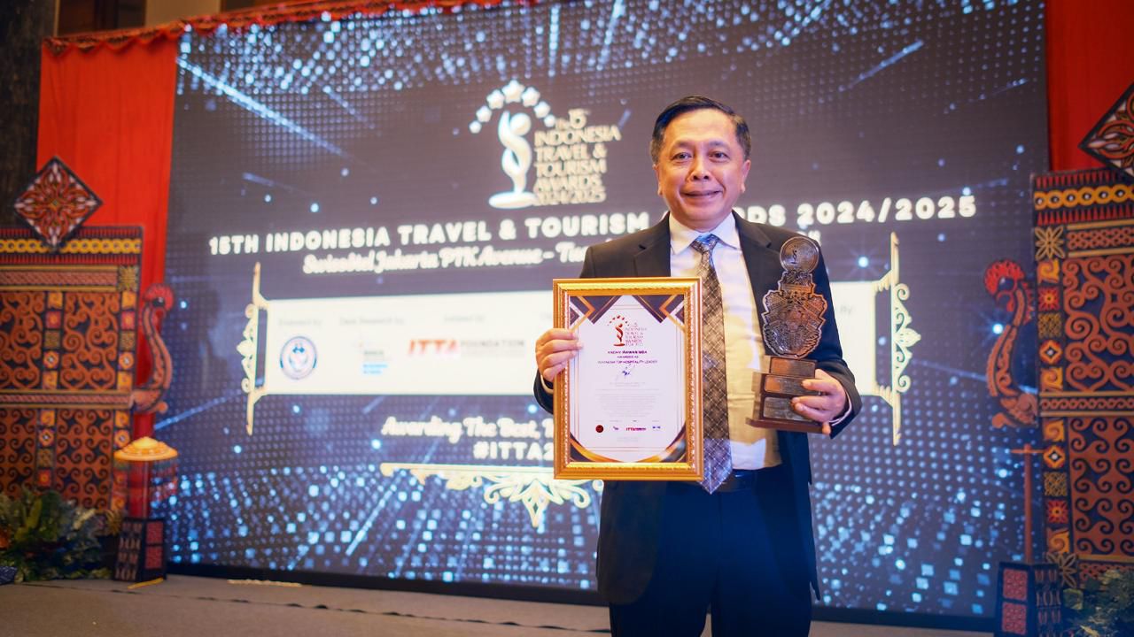 Andhy Irawan, Founder & CEO MORA Group saat menerima penghargaan Indonesia Top Hospitality Leader dalam ajang ke-15 Indonesia Travel and Tourism Awards (ITTA) 2024. Foto/Ayojatim