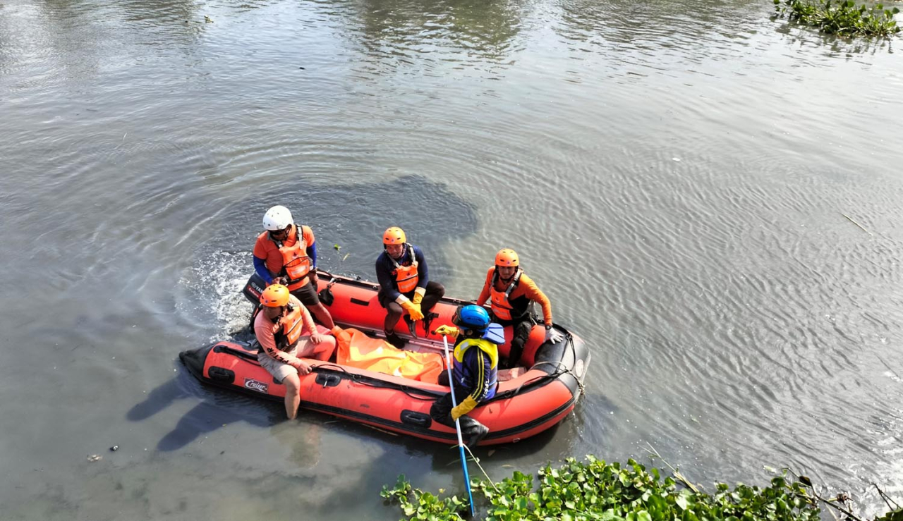 Tim SAR mengevakuasi jenazah balita yang jatuh ke selokan di Jalan Babatan, Kecamatan Wiyung, Kota Surabaya. Foto/Basarnas Surabaya