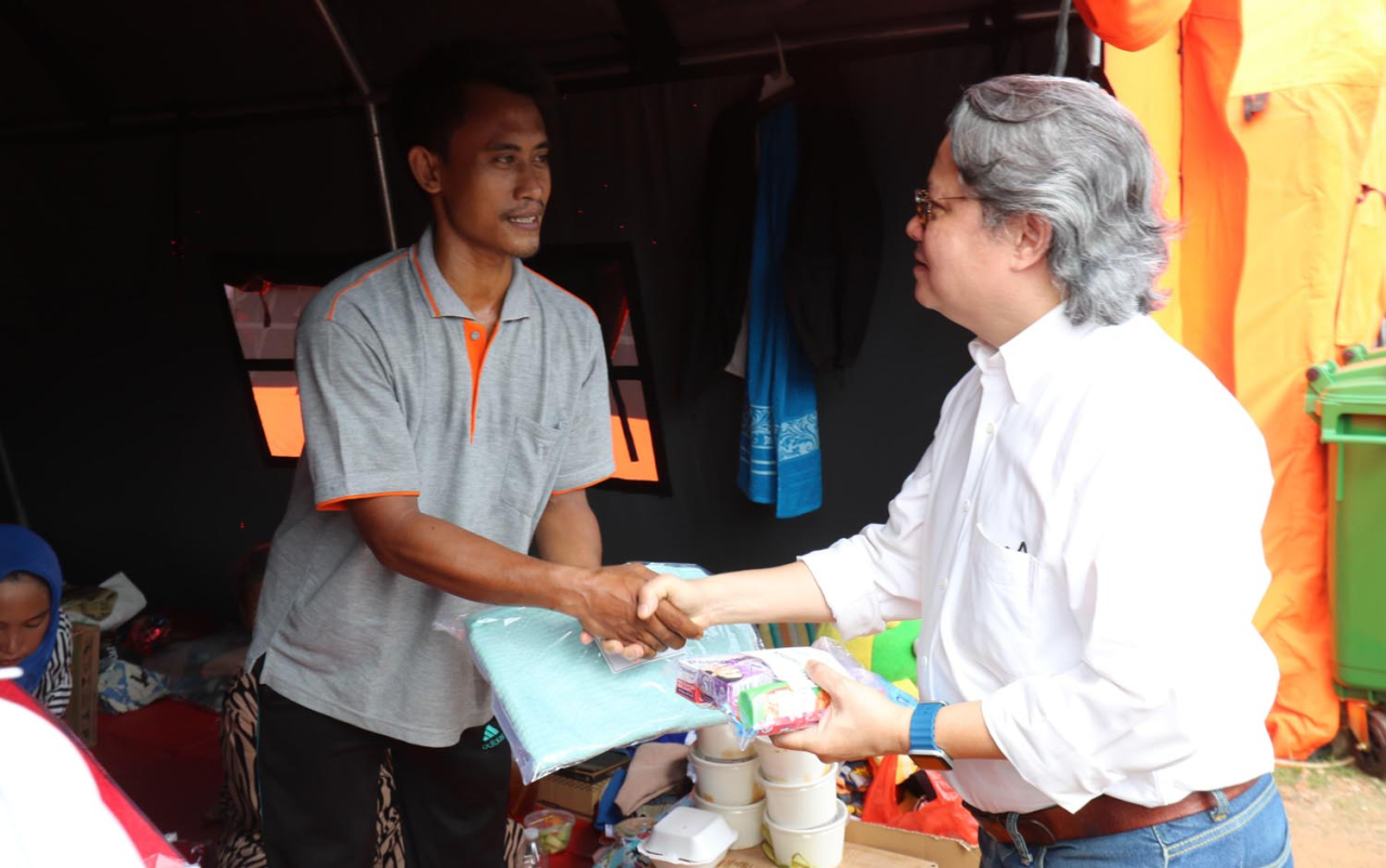 MDKA memberikan bantuan kepada para korban kebakaran besar di RW 05 Kebon Kosong, Kemayoran, Jakarta Pusat. Foto/AyoJatim