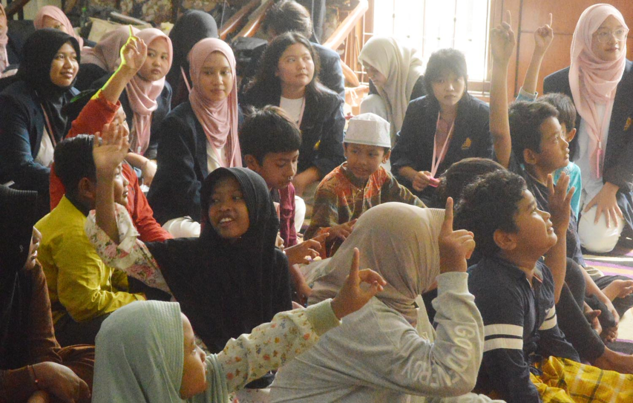 Himpunan Mahasiswa Unesa Gelar Bakti Sosial, Ajak Anak Panti Belajar Bahasa Inggris