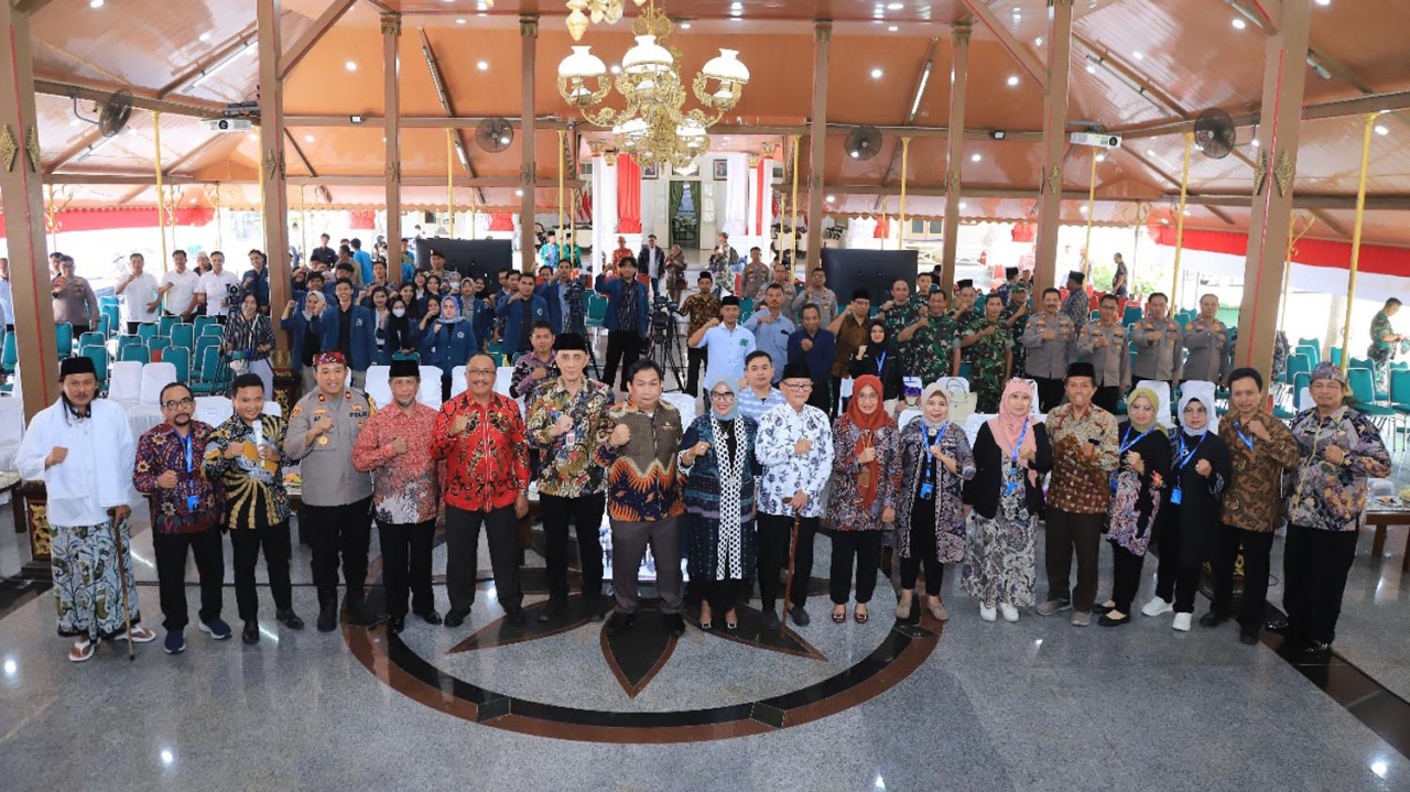 Pembicara dan peserta foto bersama usai seminar nasional di Bangkalan, Madura. Foto/Humas Unitomo