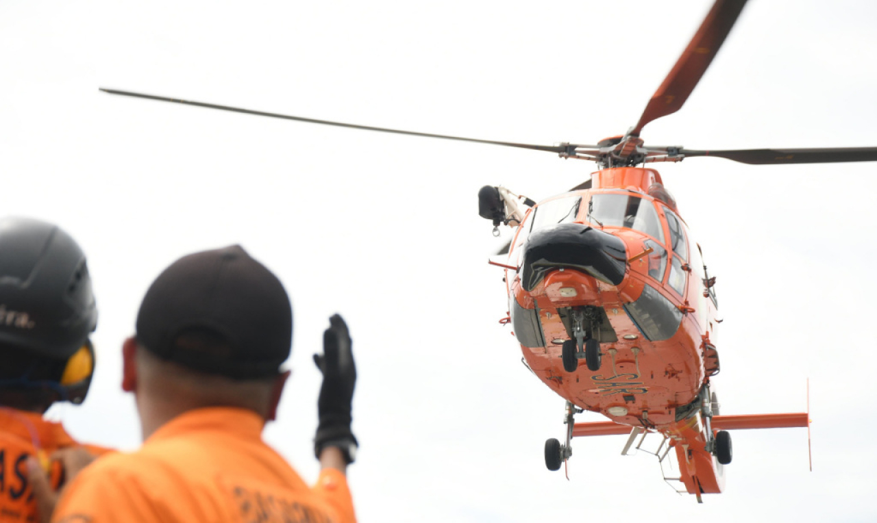 Helikopter Dauphin HR 3601 dan KN SAR 249 Permadi disiagakan di Banyuwangi selama masa libur Nataru sebagai upaya kesiapsiagaan dalam menghadapi potensi kecelakaan atau bencana. Foto/Basarnas Surabaya