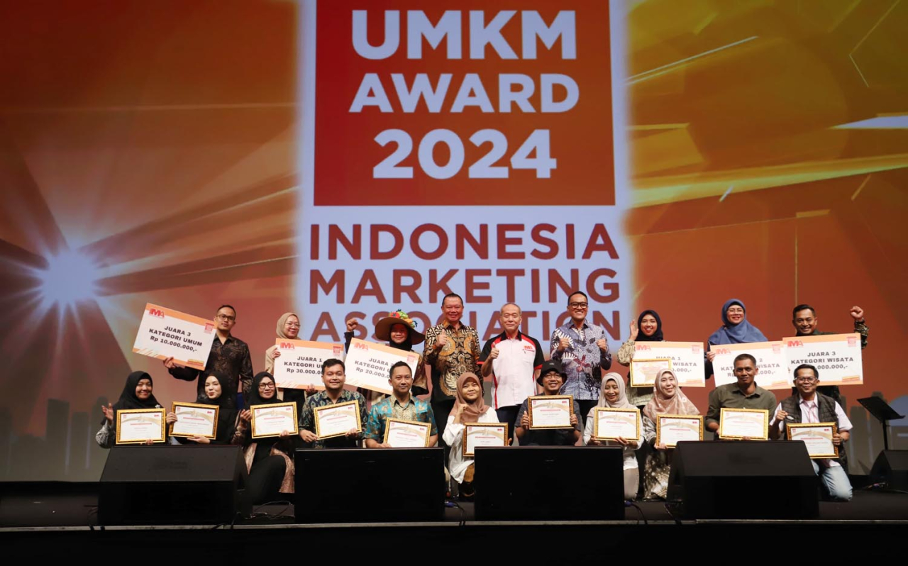 Penyerahan penghargaan oleh President IMA Pusat, Suparno Djasmin, kepada 20 UMKM terbaik IMA UMKM Award. Foto/AyoJatim