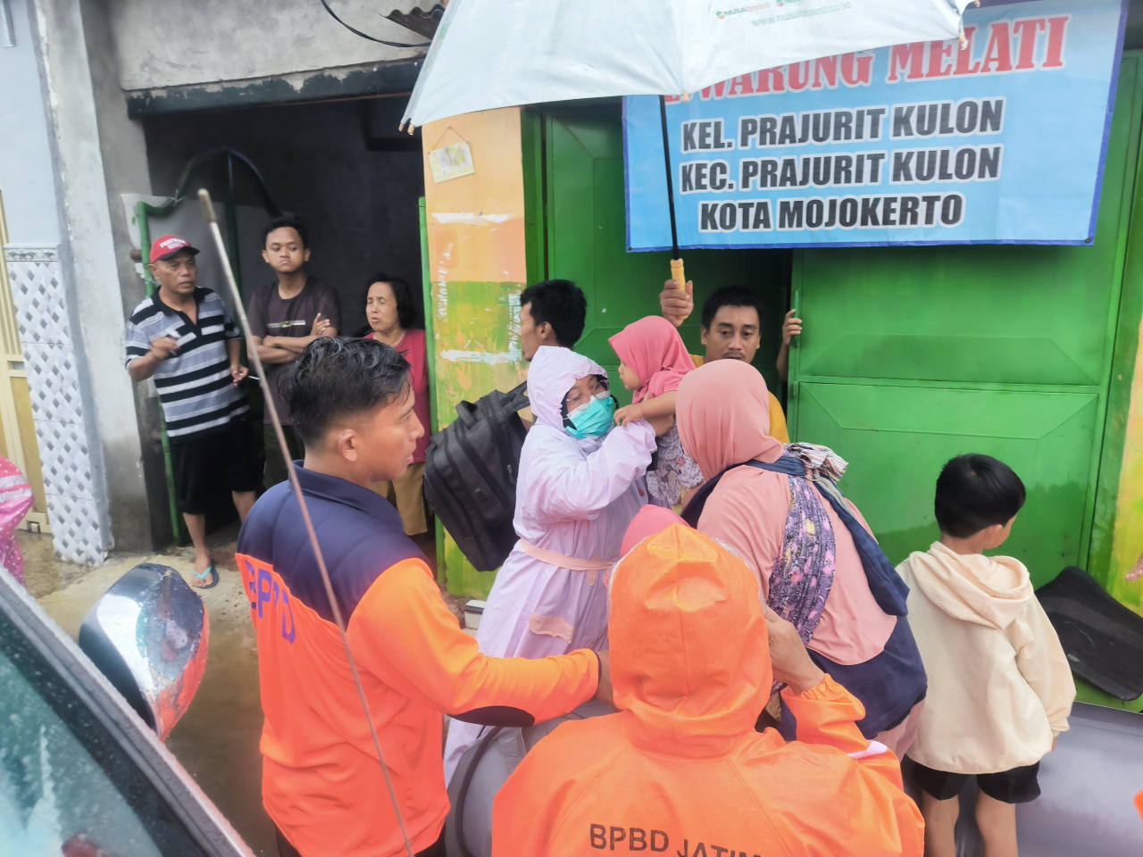 Tim Reaksi Cepat BPBD Jatim mengevakuasi korban banjir di Kelurahan Prajurit Kulon, Kota Mojokerto. foto: bpbd jatim.