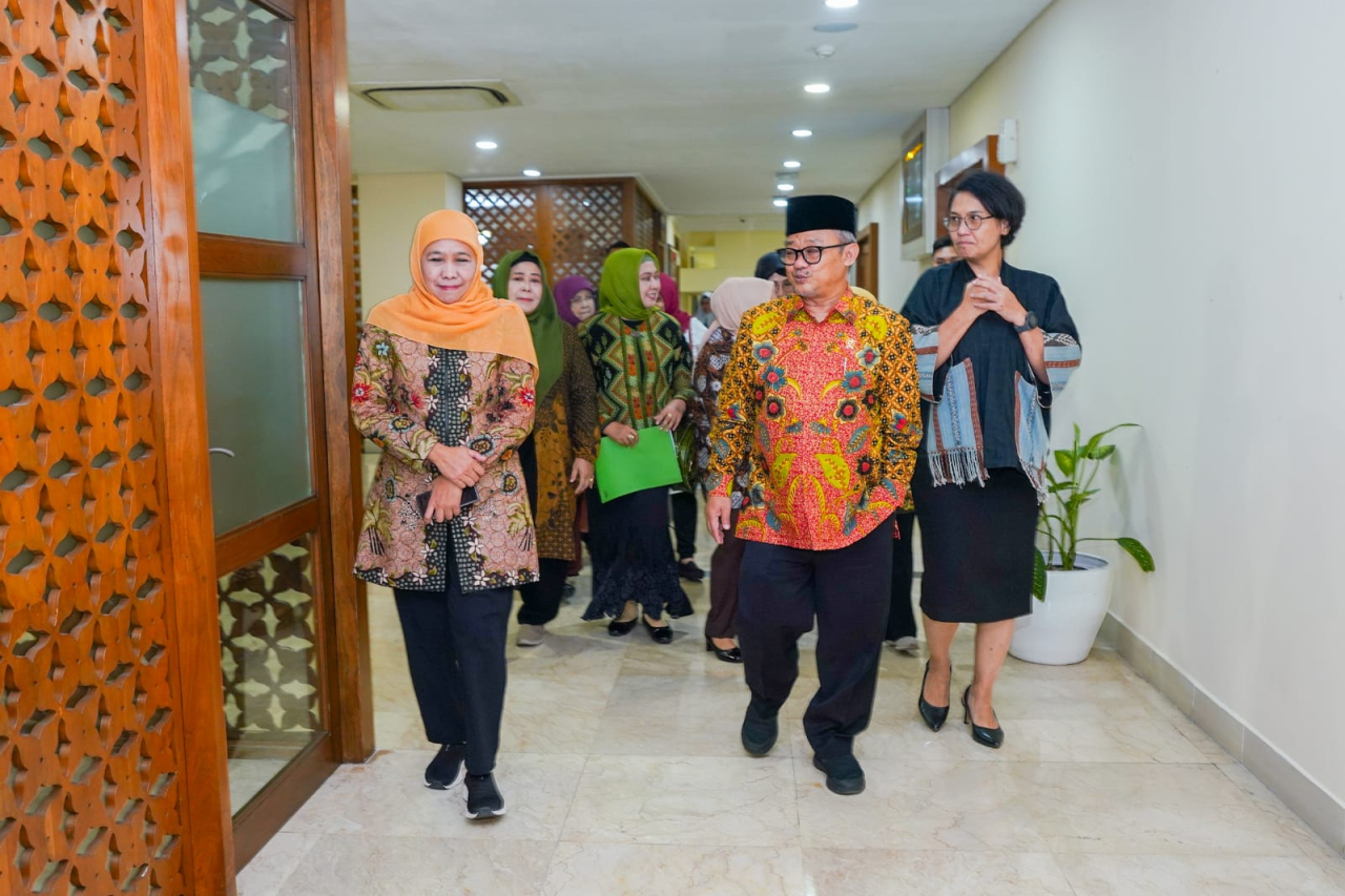 Ketua Umum PP Muslimat NU Khofifah Indar Parawansa bersama rombongan PP Muslimat NU melakukan silaturahmi dengan Menteri Dikdasmen RI Abdul Mu'ti di Jakarta. foto: istimewa/fjn