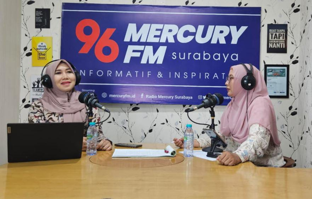 Dr. Lia Istifhama, Anggota DPD RI Dapil Jatim dalam Talk show Suara Dewan di Radio Mercury 96 FM. foto: istimewa.