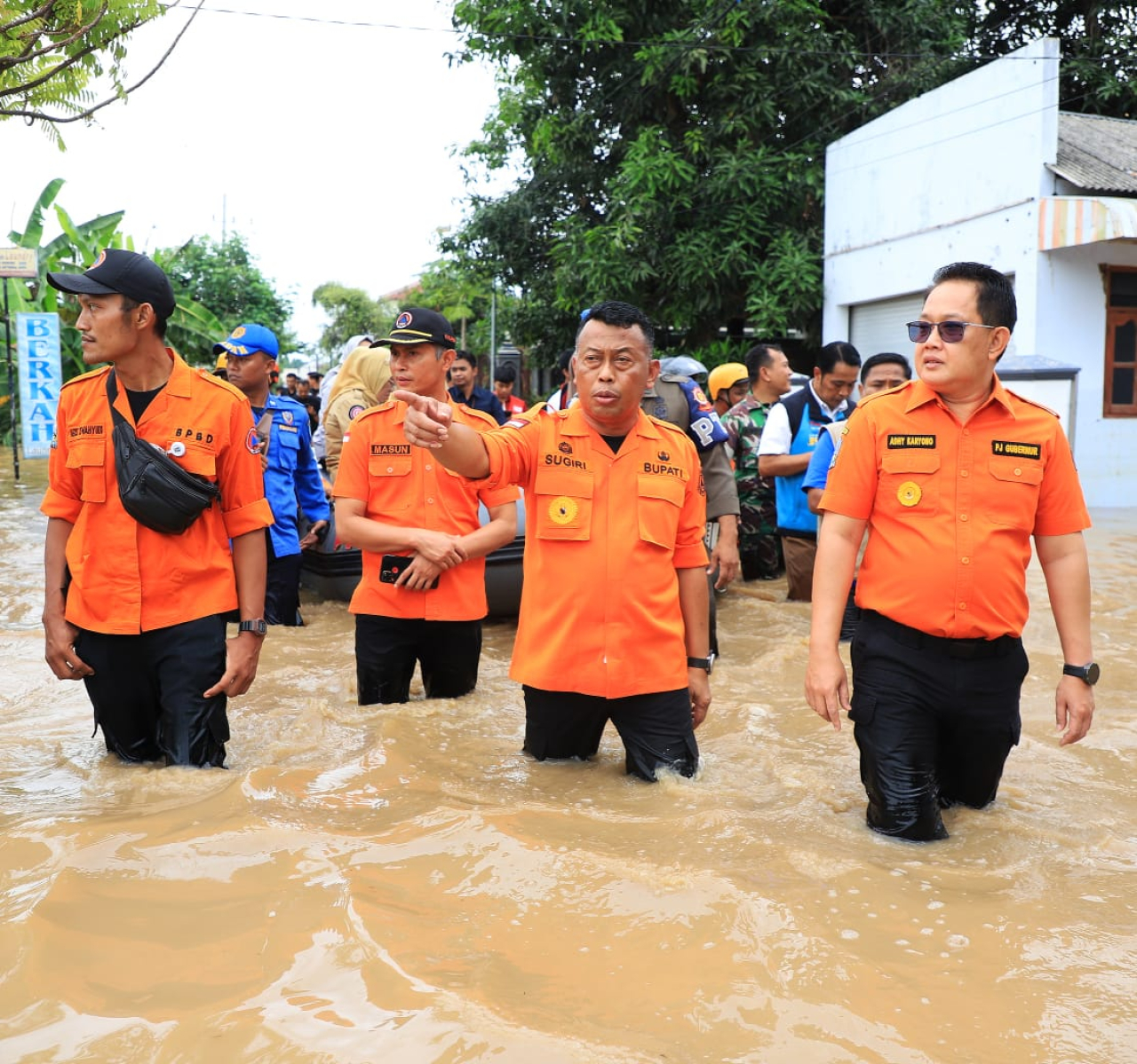 Tinjau Banjir Ponorogo, Pj Gubernur Adhy Fokus Evakuasi Warga dan Perbaikan Tanggul Jebol