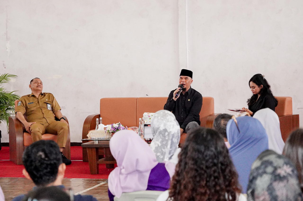 Kegiatan Reses, Ahmad Dhani Serap Aspirasi Tentang  Peninjauan Kurikulum Merdeka dan Sistem Zonasi