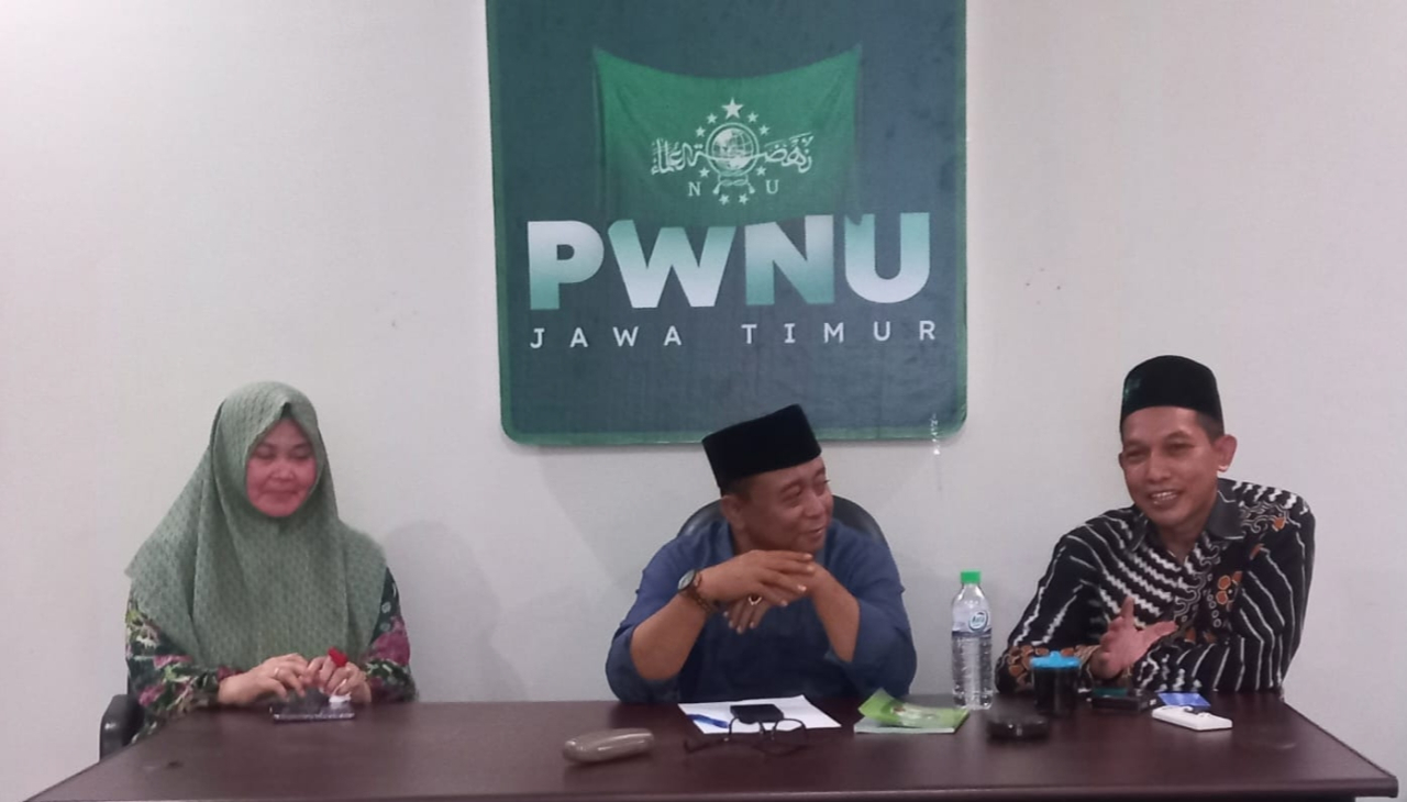 Gus Hadi Ketua LPBH NU Jatim, didampingi Irjen Pol (Purn) Juansih (Bendahara), SH, M.Hum dan Imam Bukhori, SH (Sekretaris). foto: fjn.