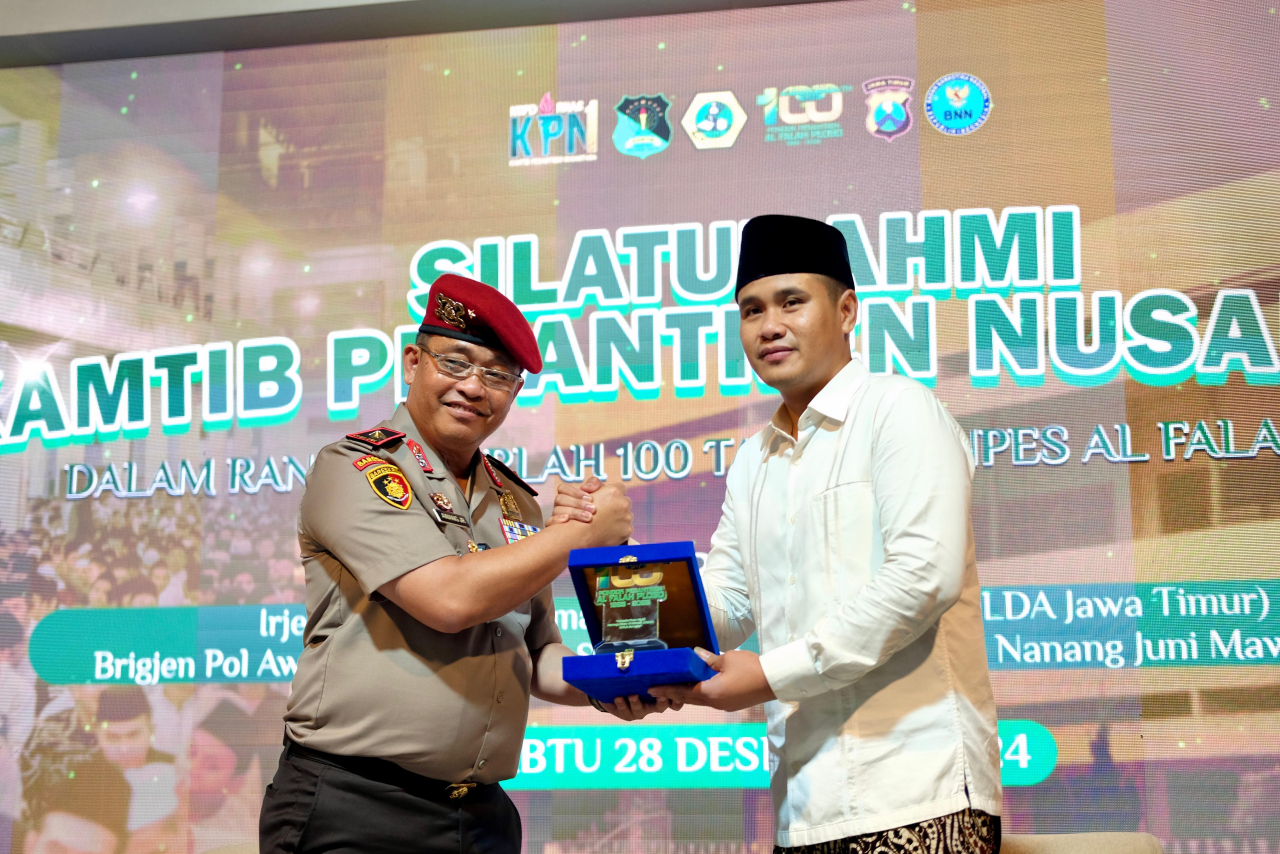 Gus Abid bersama Kepala BNN Jawa Timur Brigjen Pol Awang Joko Rumitro saat kegiatan rangkaian 1 Abad Ploso. foto: mau/fjn
