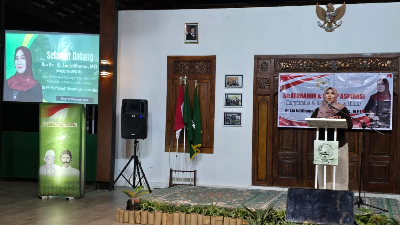 Senator RI, Dr. Lia Istifhama, M.E.I memberikan apresiasi yang tinggi kepada pengurus dan santri Pondok Pesantren Maftahul 'Uluum Jatinom, Blitar. foto: istimewa/AJ