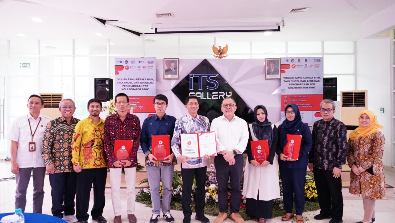 Piagam penghargaan diberikan langsung oleh BRIN kepada para peneliti ITS di Gedung Research Center ITS, Senin (9/12). Foto/Humas ITS