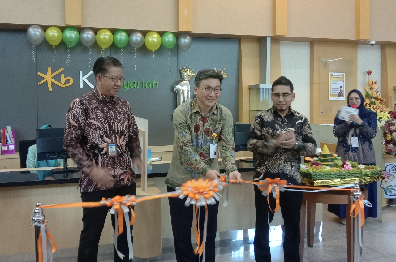Direksi KBBS, Ji Kyu Jang (Tengah), Raden Kusumawijaya, Pengawas Senior Deputi Direktur Pengawasan Lembaga Jasa Keuangan 2 Otoritas Jasa Keuangan (kanan), Farid Efendi,  Deputi Direktur Kantor Perwakilan Bank Indonesia Jawa Timur (Kiri). Foto/Amal Jaelani