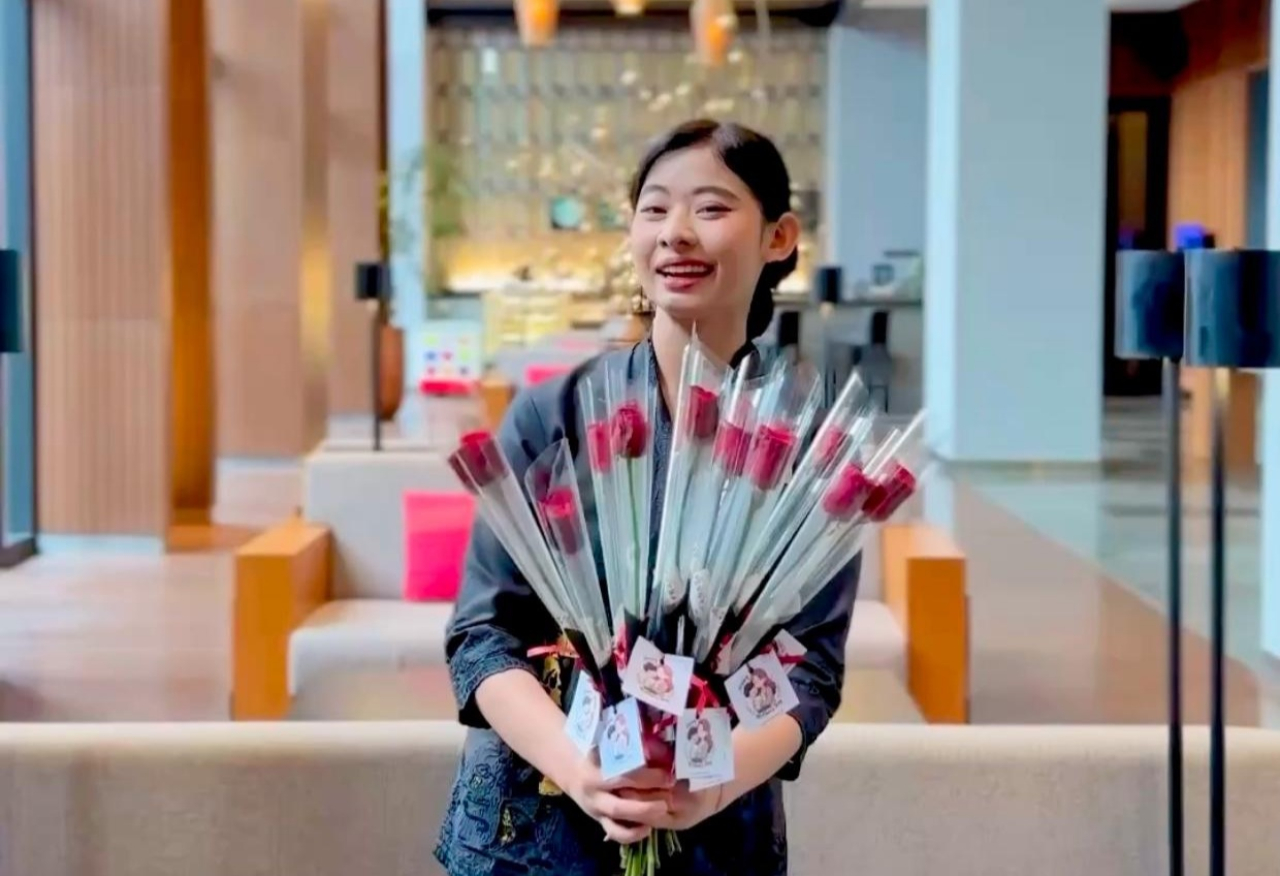 Karyawan hotel Kokoon Banyuwangi bagikan mawar untuk para tamu saat Hari ibu. Foto/Ayojatim