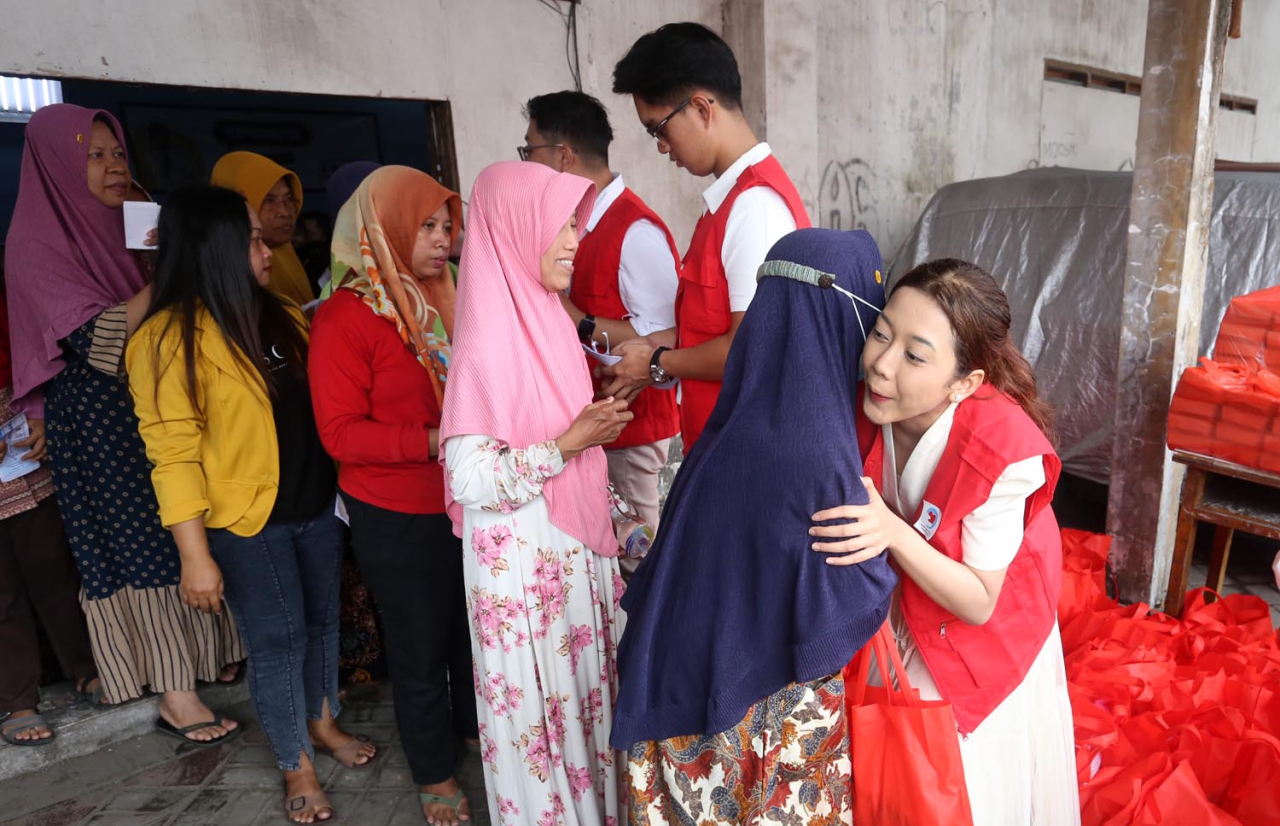 Ning Tisa, yang juga merupakan founder Heart and Hope Foundation, mengunjungi warga di kampung Bendul Merisi Gang Lebar, Senin (2/12/2024). Foto/Alim Perdana