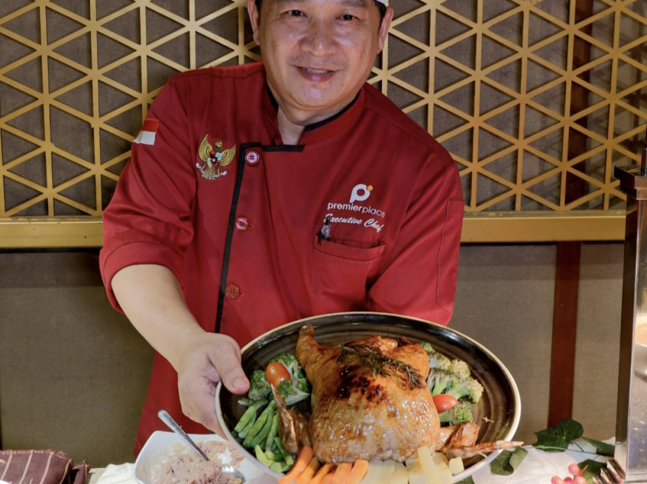 Andy Abidin selaku Executive Chef Premier Place Hotel Surabaya akan sajikan ayam kodok khas natal. Foto/Ayojatim