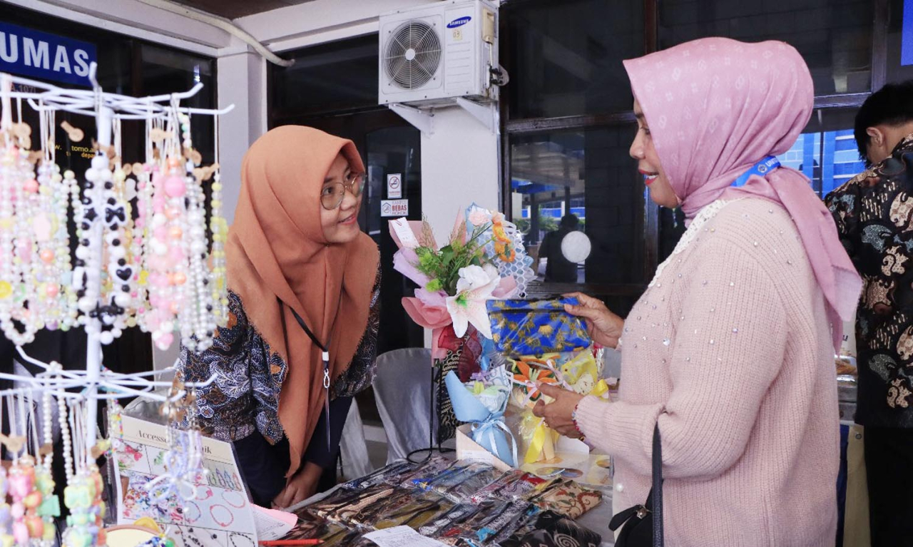 Rektor Universitas Dr. Soetomo, Prof. Siti Marwiyah, saat berkunjung di salah satu stand peserta pameran KWU. Foto/Humas Unitomo