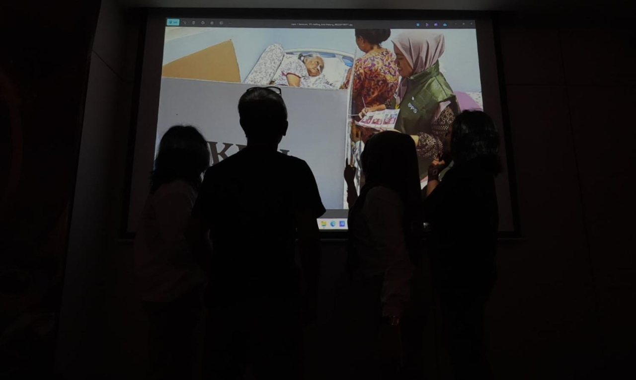 Penjurian karya foto jurnalistik pada Kamis, 5 Desember 2024. Foto/Media Center KPU Jatim