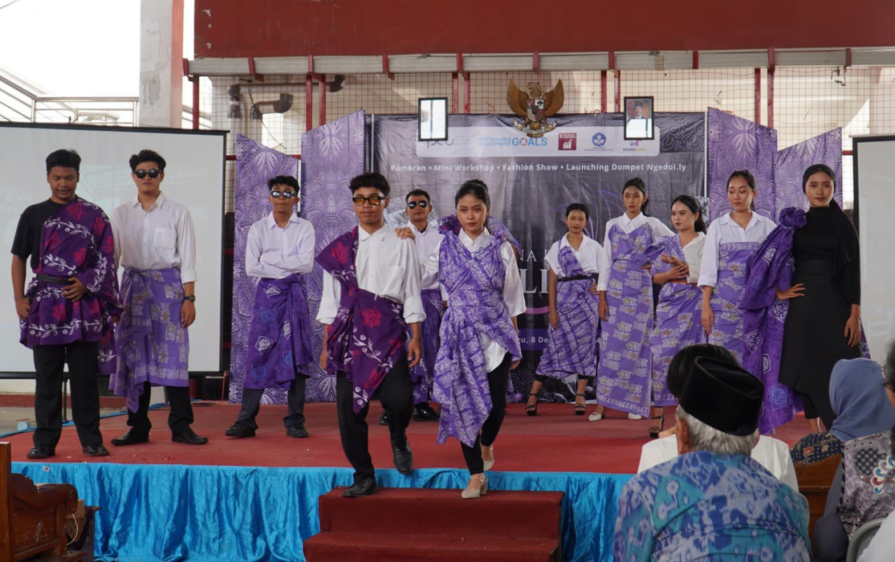 Beberapa hasil karya batik menggunakan canting cap berbahan daur ulang dipamerkan melalui Fashion Show oleh para pemuda RW 12 Putat Jaya. Foto/Humas PCU