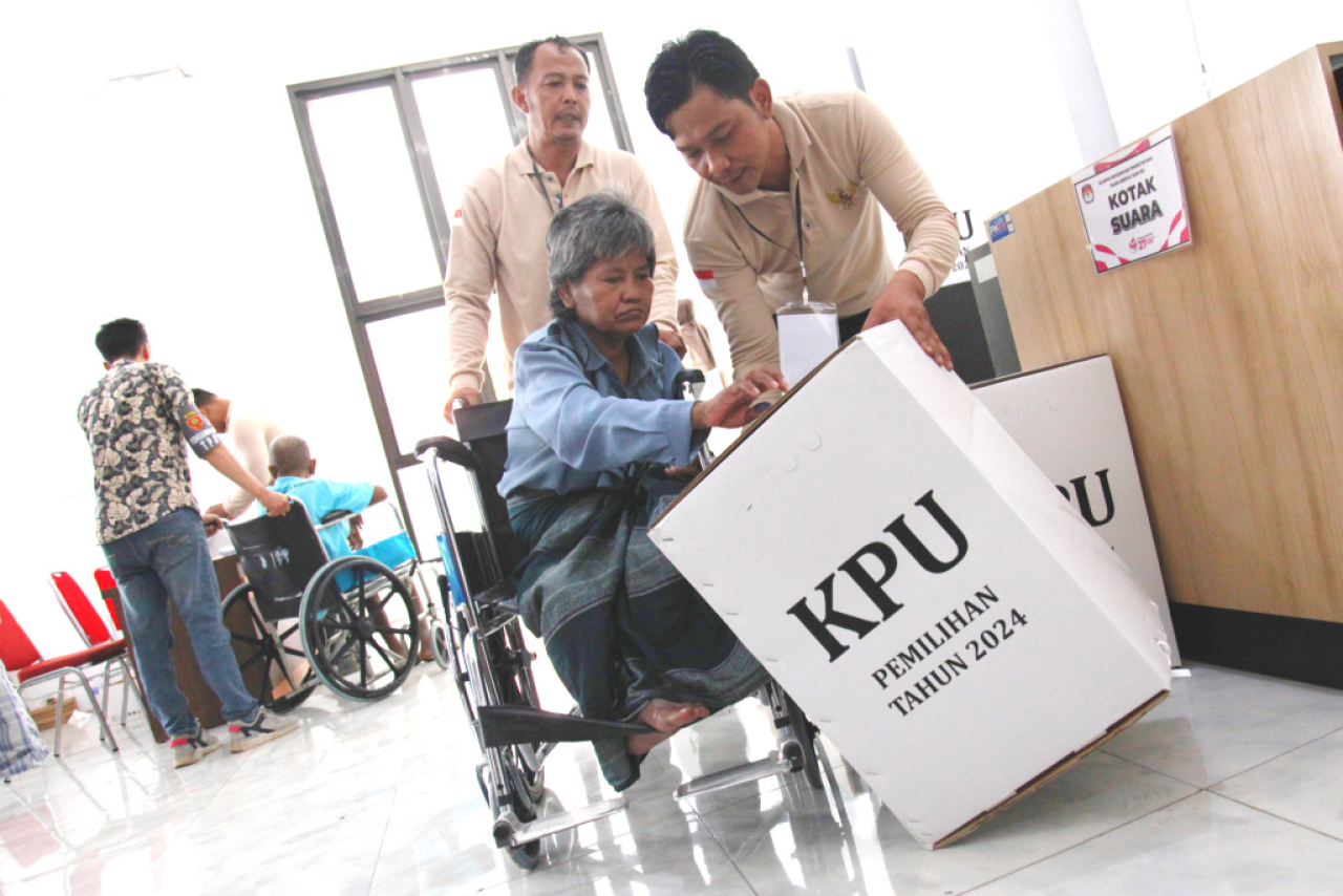 Warga menggunakan hak pilih dalam Pilgub Jatim 2024. Foto/Dok KPU Jatim