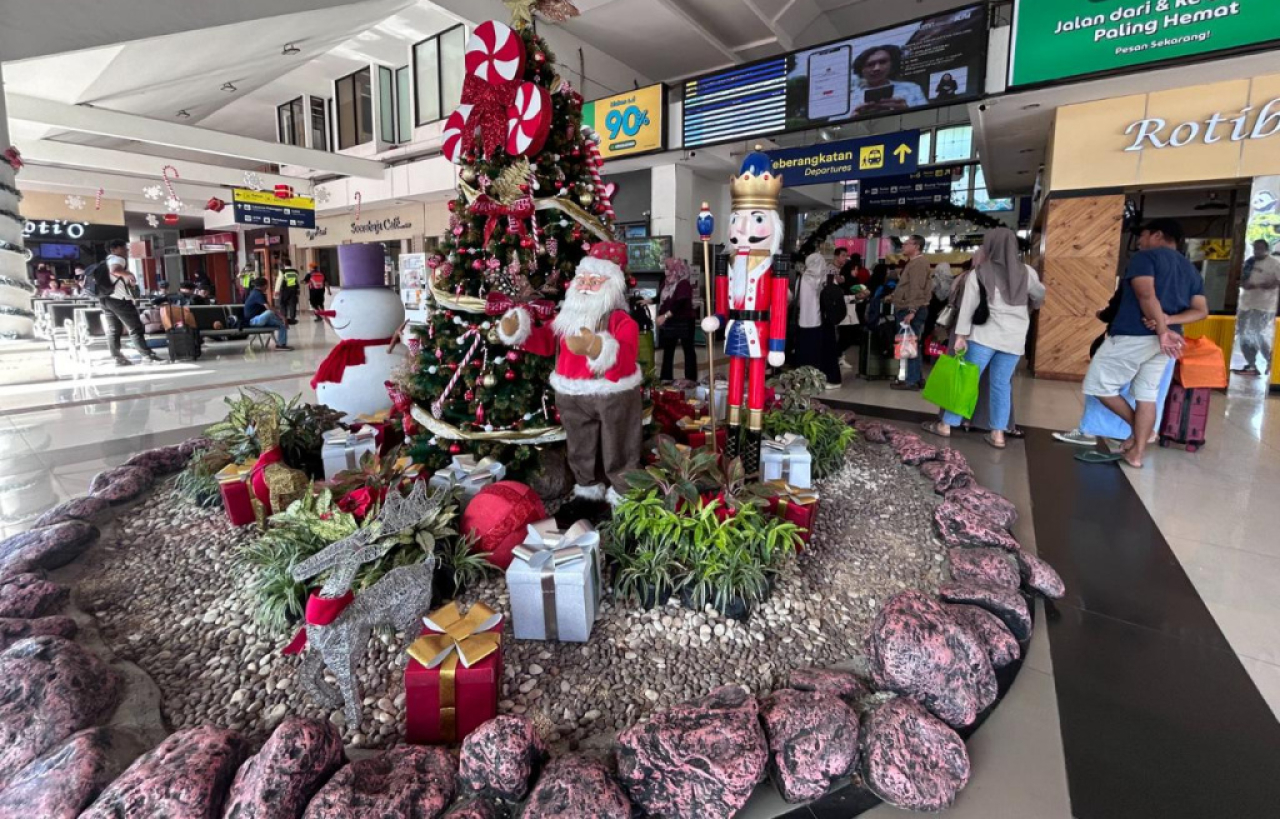 KAI Daop 8 Surabaya menghadirkan ornamen Natal di 3 stasiun keberangkatan. Foto/Humas KAI