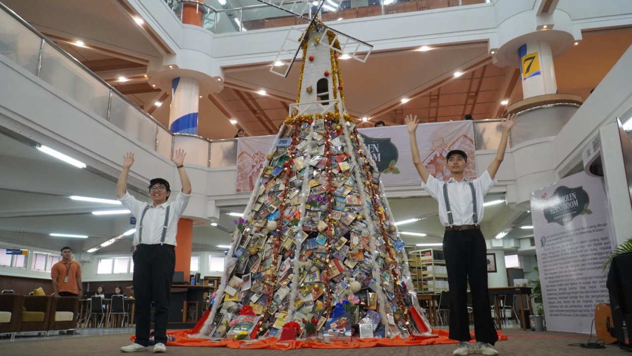 Pameran pohon Natal yang bernuansa Belanda ini berlangsung mulai 16 Desember 2024 hingga 31 Januari 2025 di ruang pameran Perpustakaan lantai 6. Foto/Humas PCU