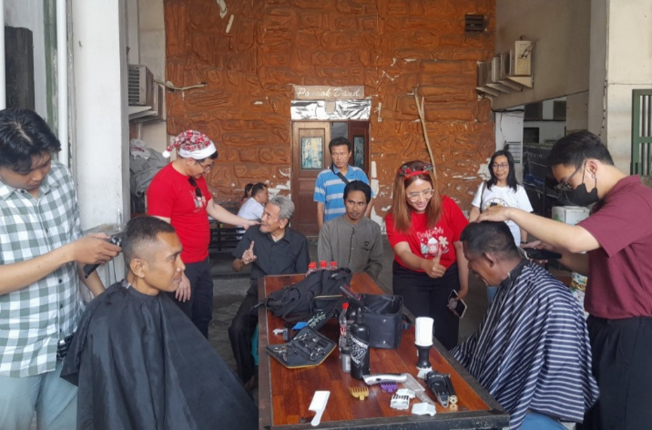 Kasih Melampui Batas, Premier Place Hotel Surabaya Kunjungi Panti Sosial Rayakan Natal