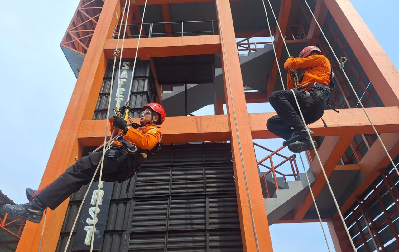 Para rescuer melakukan mekanisme naik (ascending) dan turun (descending) tali. Foto/Basarnas Surabaya