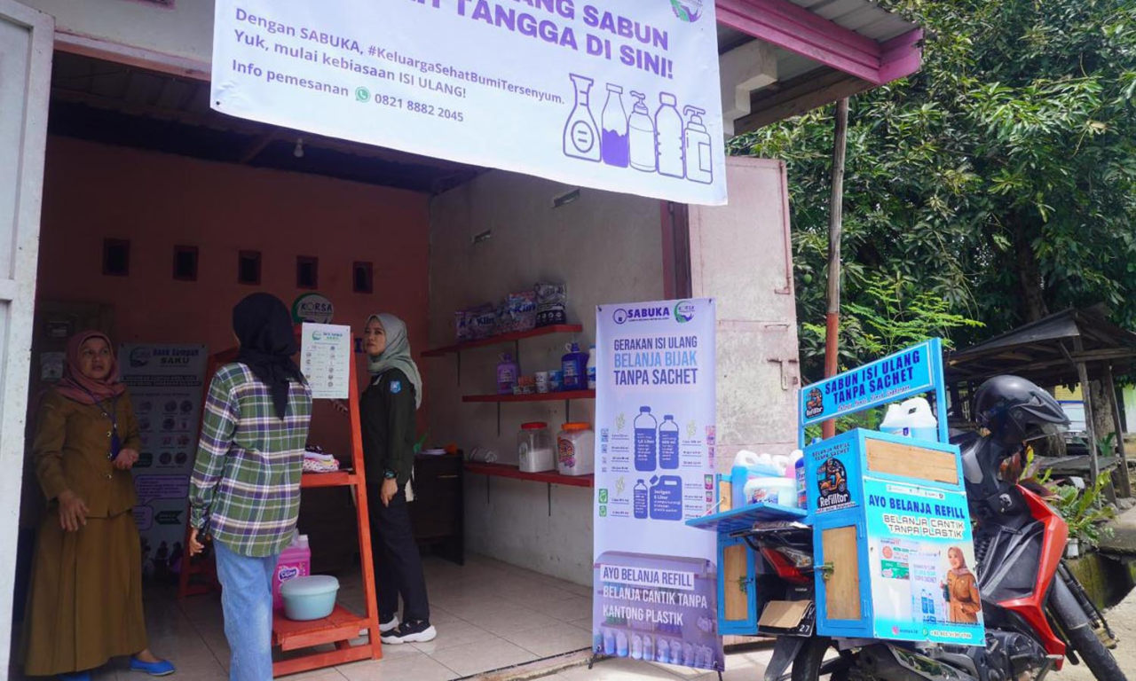 Toko SABUKA ini bertujuan untuk mengatasi masalah residu yang ada di Desa Batukaropa. Foto/Ecoton
