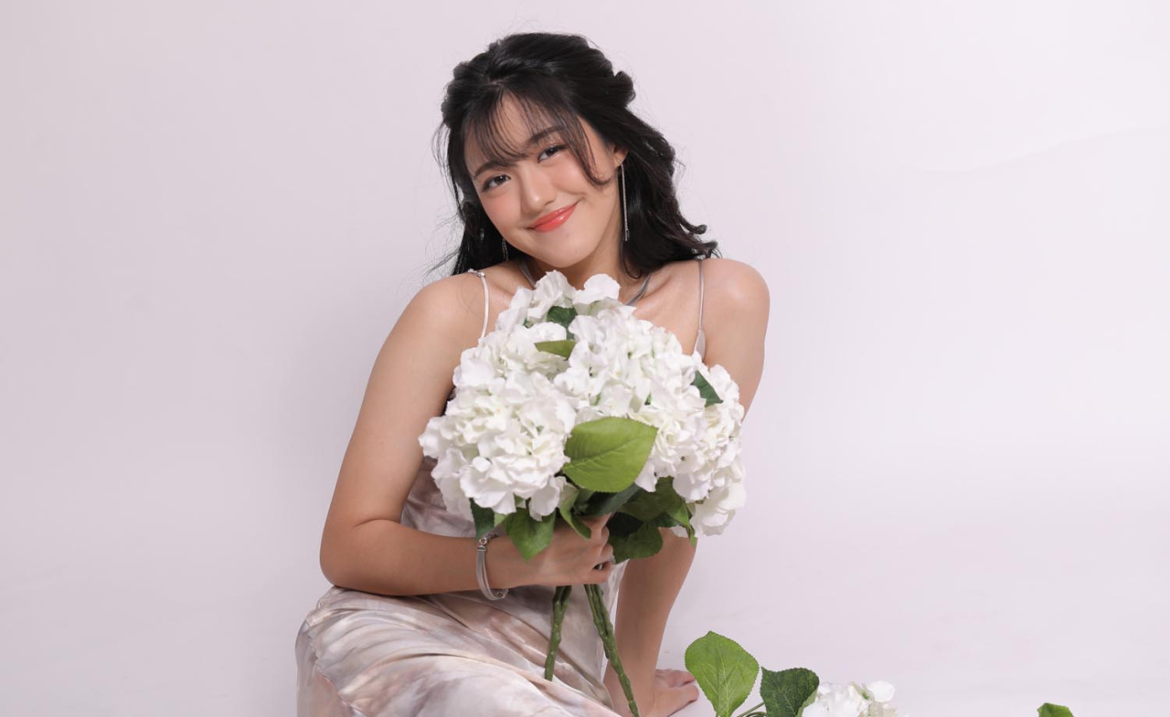 Penyanyi keren Valerie Utomo baru aja rilis lagu Natal terbaru, judulnya "Jujur". Foto/Dokumentasi Pribadi