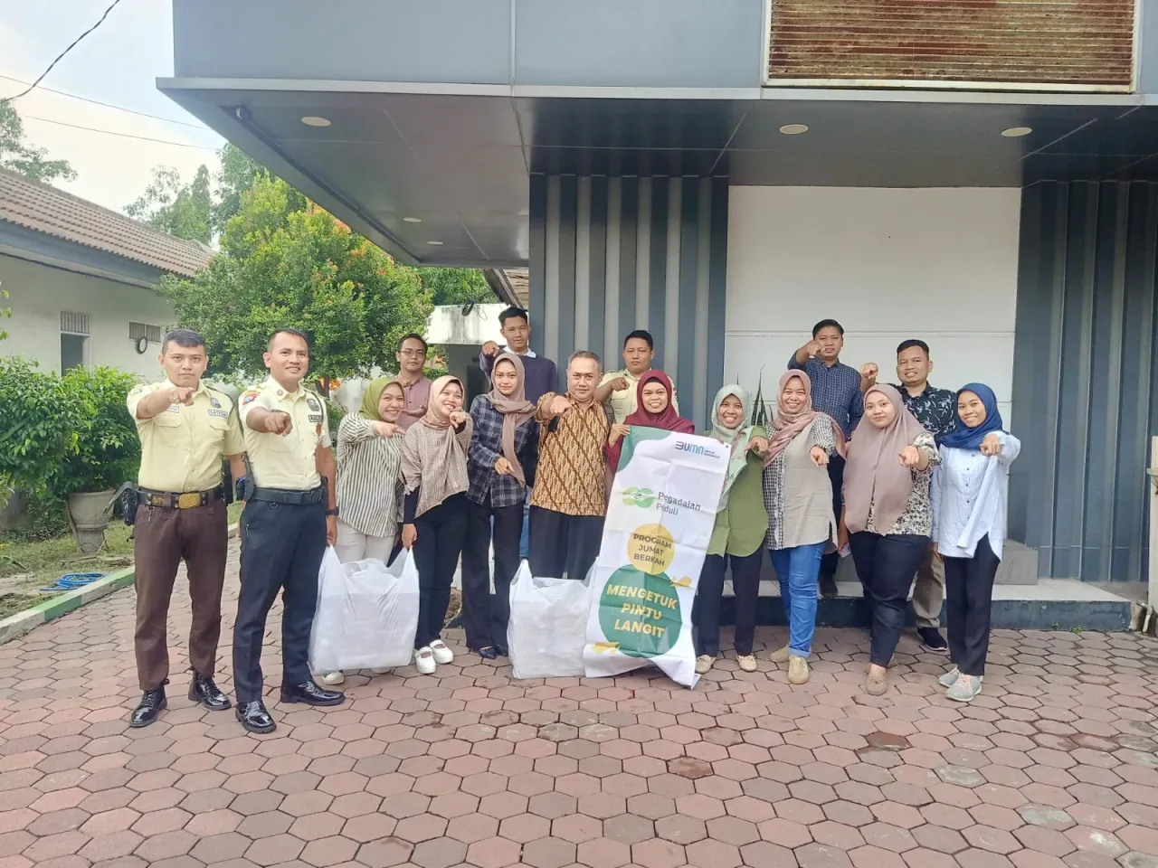 Pegadaian Bagikan Ribuan Makanan Siap Saji di Program Jumat Berkah "Mengetuk Pintu Langit"