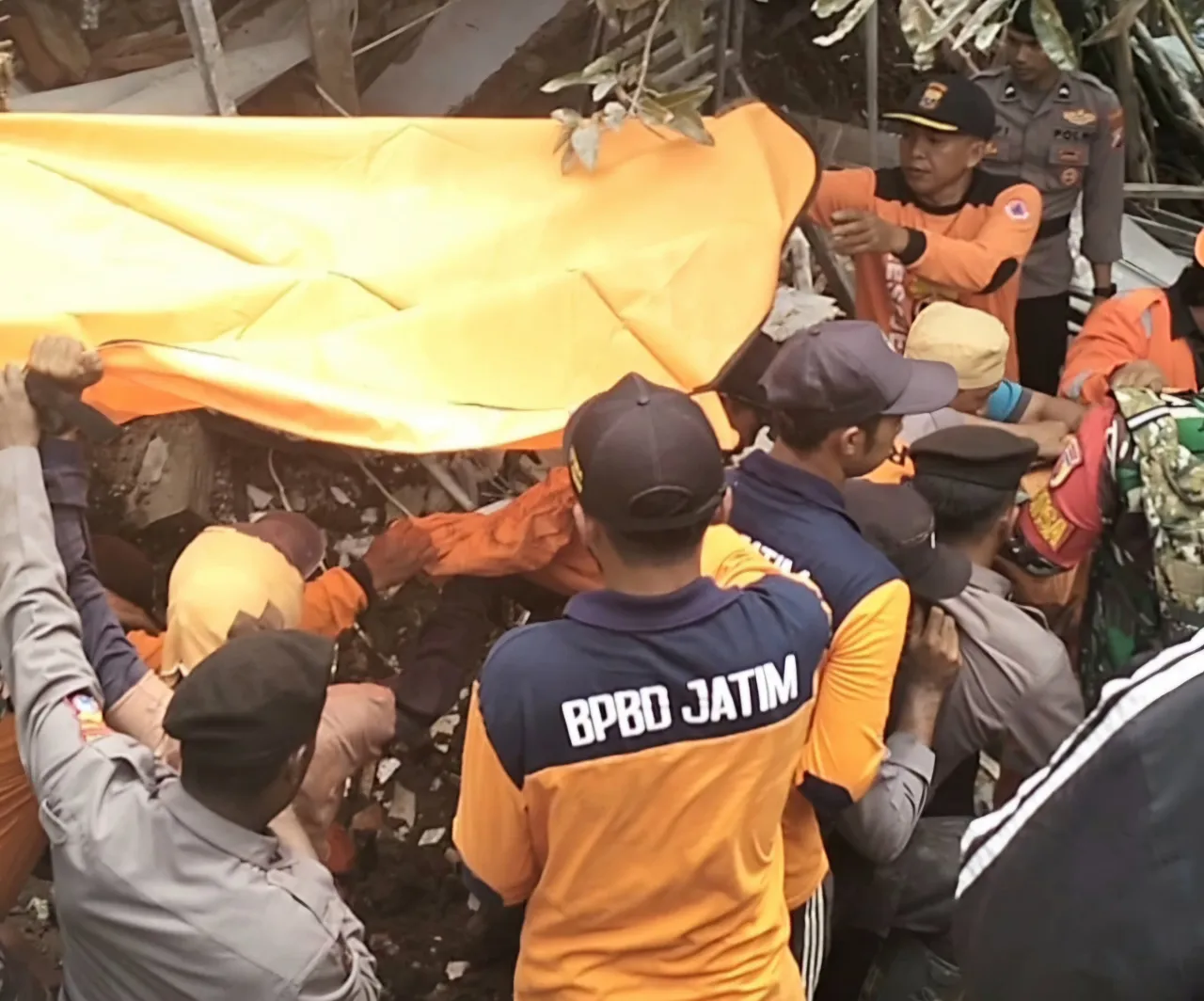 Tim BPBD Jatim Lakukan Pencarian dan Evakuasi Korban Tanah Longsor di Dusun Jumok